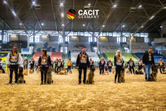 Teilnehmer mit Hunden bei der Siegerehrung der CACIT Germany 2025 in der Ostbayernhalle