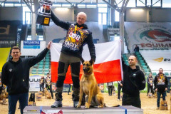 Yulian Hatala als Erstplatzierter mit Hund und Pokal auf dem Siegerpodest der CACIT Germany 2025 in der Ostbayernhalle