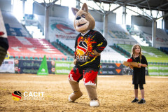 Maskottchen der CACIT Germany 2025 mit Mädchen bei der T-Shirt-Verteilung an Fans in der Ostbayernhalle
