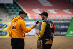 Robbie De Jong interviewt Schutzdiensthelfer Tyler Knarr bei der CACIT Germany 2025 in der Ostbayernhalle