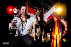 Bronze-Sieger Knut Fuchs mit Trophäe, Hund und Siegerkranz bei der CACIT Germany 2025 in der Ostbayernhalle