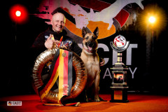 Yulian Hatala - Gold-Sieger der CACIT Germany 2025 mit Hund und Trophäe in der Ostbayernhalle